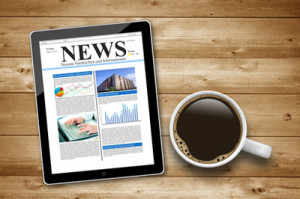 Kaffeetasse mit Tablet Pc und News